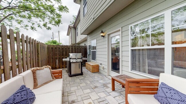 Building Photo - 553 Rosedale Ave