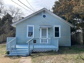 Building Photo - Charming 2 bedroom 1 bathroom, recently renovated single family home