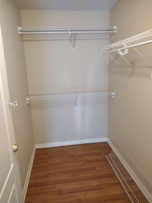 Building Photo - 3 Bedroom 2 Bath House 2 car garage with Large screened in porch! Tenant occupied till March 31st