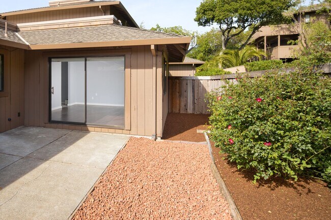 Building Photo - Gorgeous 3bd/2ba Townhouse, complete interior renovation, Modern upgrades, Community Pool -FOUNDA...