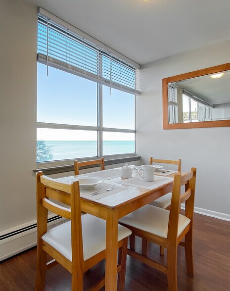 Building Photo - 6171 N Sheridan Rd