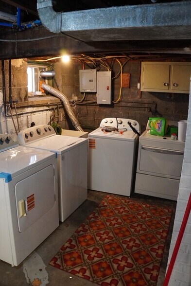 Building Photo - 2711 W 5th St