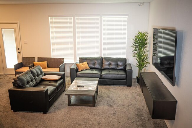 Building Photo - 13808 Eleanor Roosevelt St