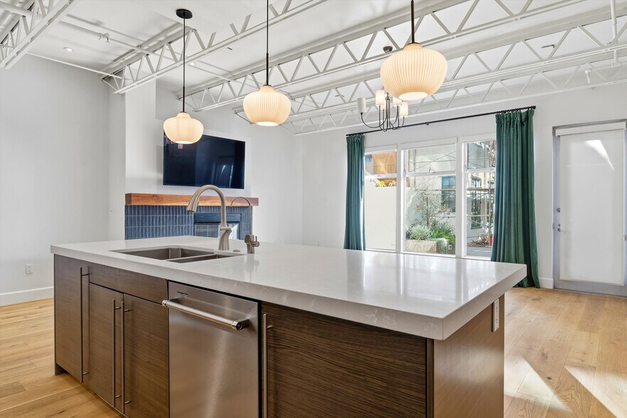 Building Photo - 1250 N Harper Ave