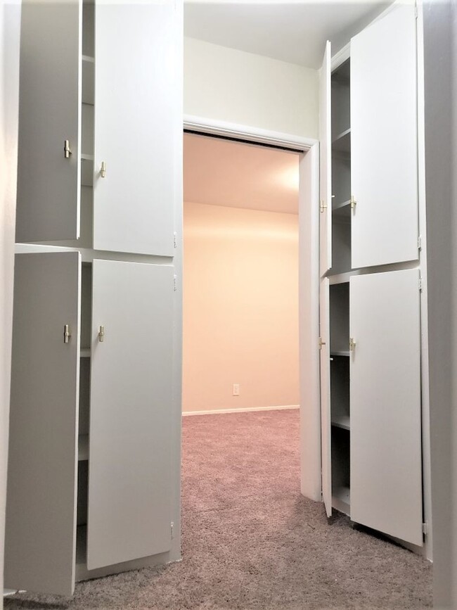 Building Photo - SUNNY TWO BEDROOM ONE BATH Apartment ***