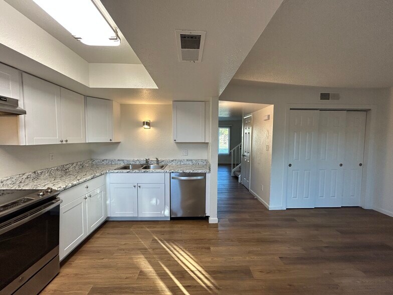 Building Photo - 4740 W Rose Ln