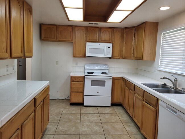 Building Photo - 125 Serpentine Dr