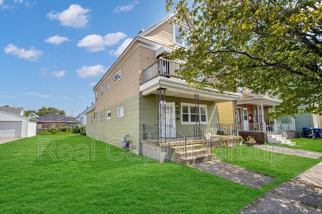 Building Photo - 305 Cable St