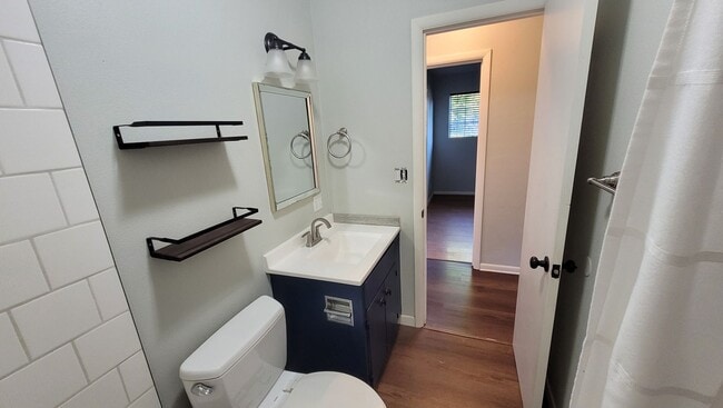 Building Photo - Family Home in Desirable Neighborhood!