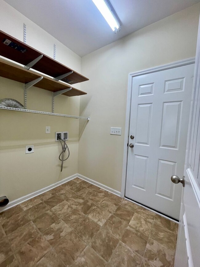 Building Photo - 5 Bedroom/3 Bath home with Garage in Tiger...
