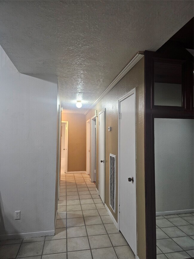 Building Photo - 4011 Alshire Dr