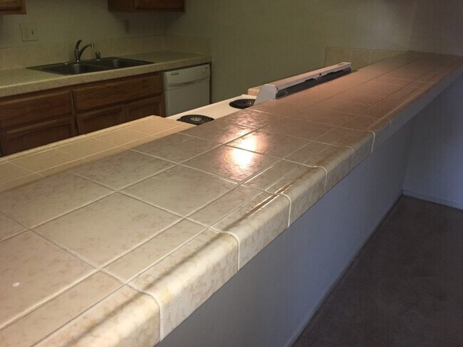Building Photo - Reno Riverfront Condo - 2 Bedroom - Cat Fr...