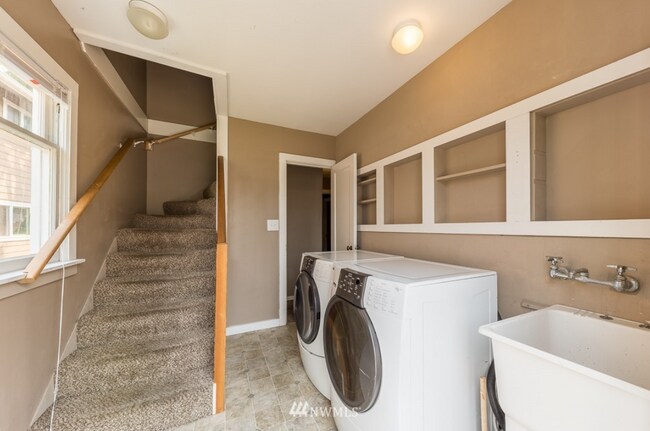 Building Photo - Live 5-Minutes from WWU — Roommate-Friendly Home Near Downtown Bellingham