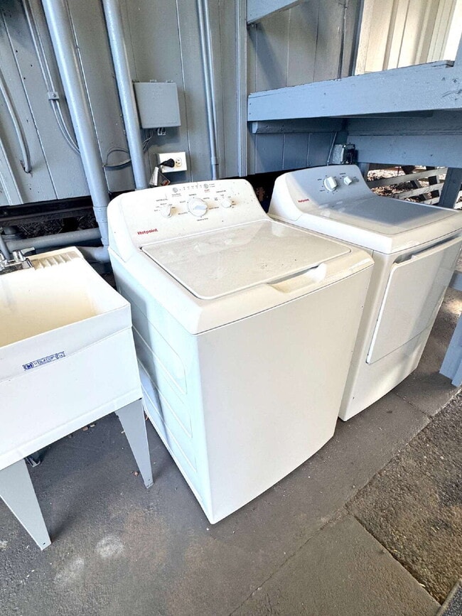 Building Photo - "Charming 3-Bed, Renovated Convenience on Ainaola Drive in Hilo!"