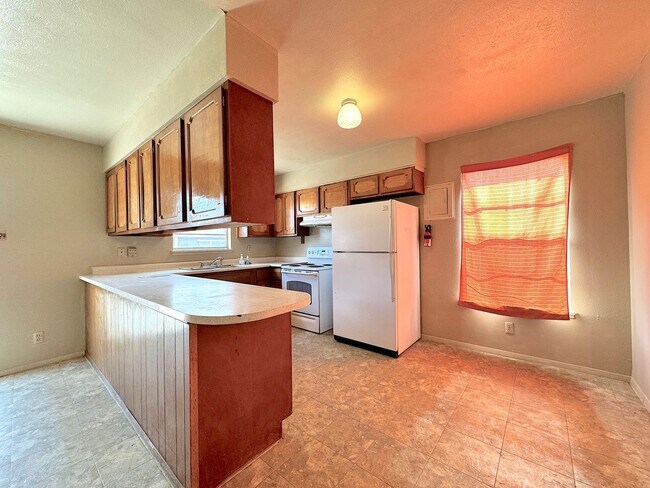 Building Photo - East El Paso 4 bed Refrig A/C