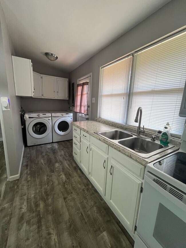 Building Photo - 3 bedroom 1 bath home for rent