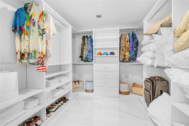 Building Photo - 700 NE 24th St