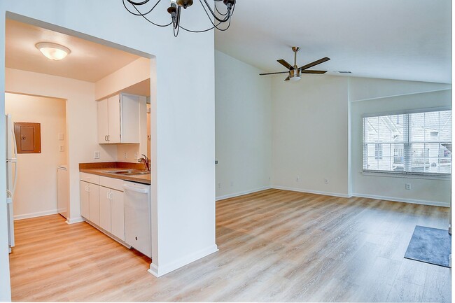 Building Photo - 2393 London Pointe Dr