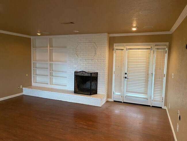 Building Photo - Country living and space!