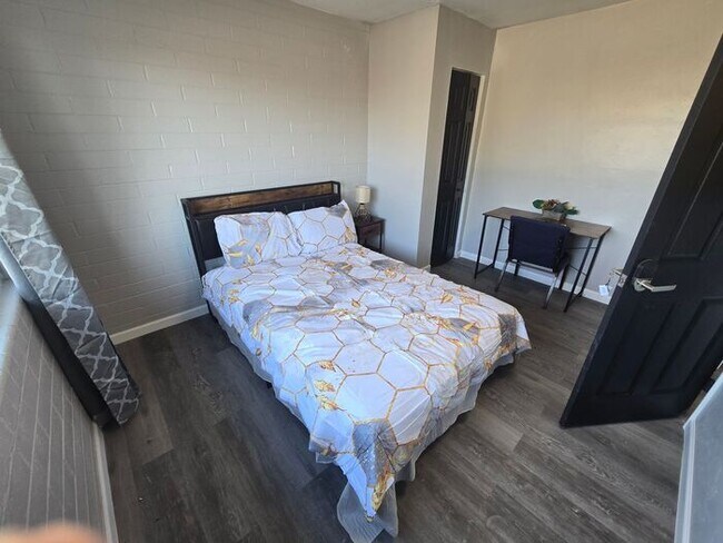 Building Photo - Rooms for Rent – Furnished, Lockable, & Private Backyard! 6 Spots Open.