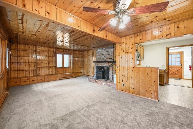 Building Photo - Mountain Life & Views- 4 bed 2 bath