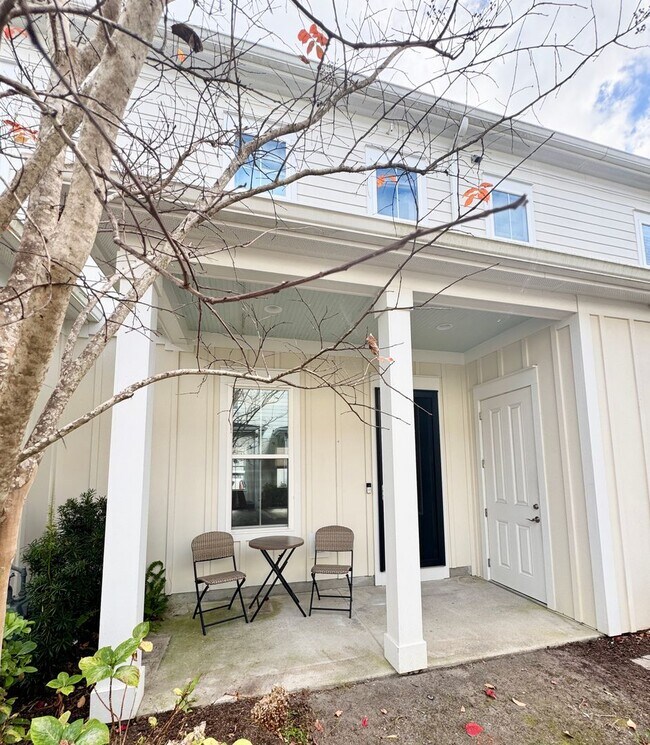 Building Photo - ELITE Townhome on Market Common! Move in ready! Make it YOURS for the Holidays!