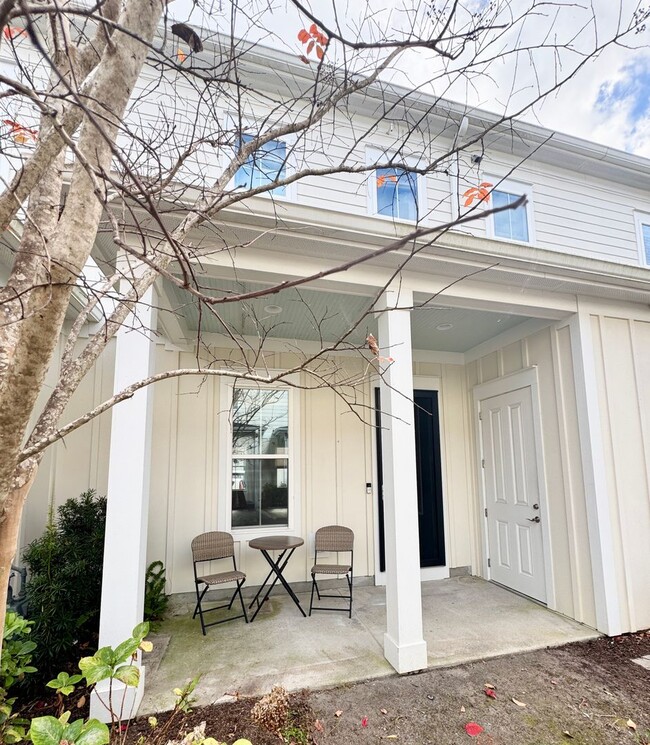 Building Photo - Upscale Townhome in Market Common! MOVE-IN READY!