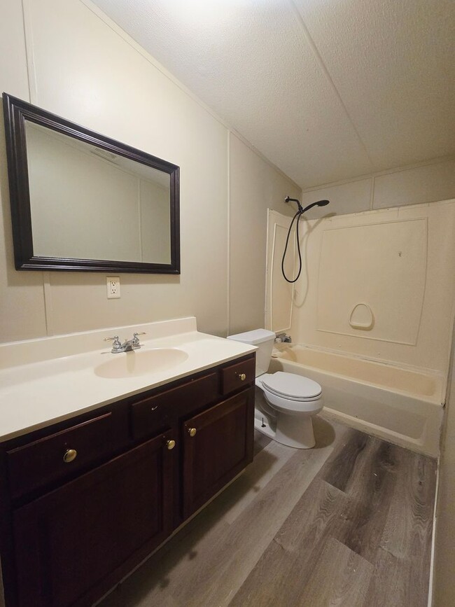 Building Photo - 3 bedroom, 2 bath Mobile Home in Yorktowne