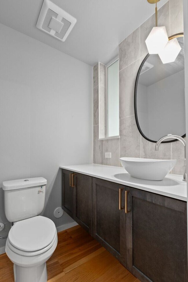 Building Photo - Stunning Othello Park Designer Townhome with Air Conditioning