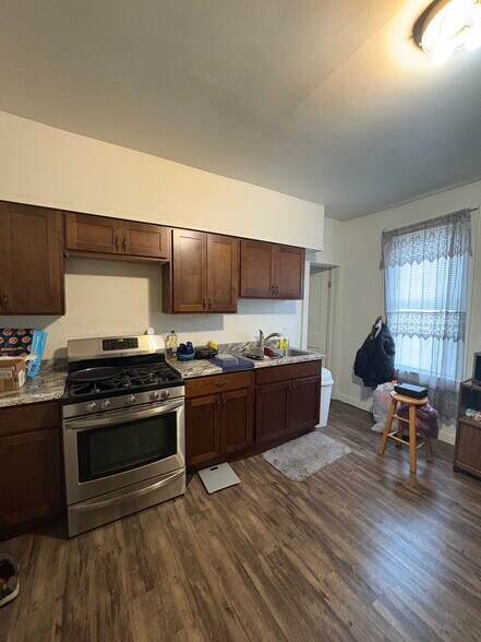 Building Photo - 904 46th St