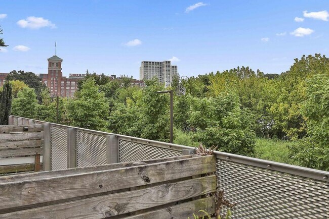 Building Photo - 675 Greenwood Ave NE