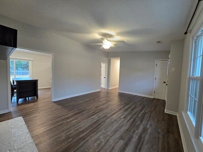 Building Photo - 620 Rainbow Dr