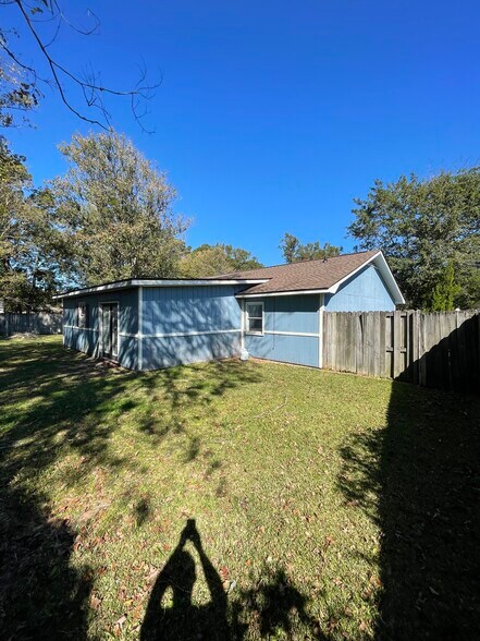 Building Photo - 506 Creekwood Cir