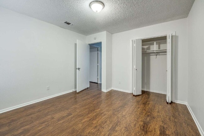 Building Photo - Stylish Half-Duplex in Arlington