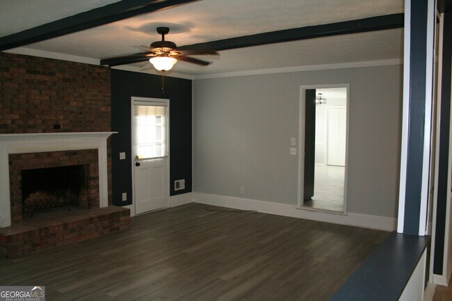 Building Photo - 2075 Pinewood Dr