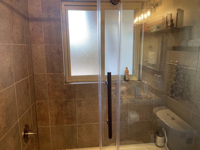 Shower with tub & glass doors - 1726 Corey St