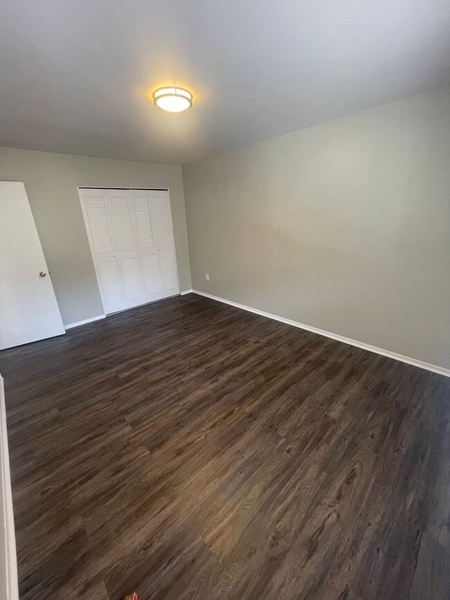 Building Photo - Recently Renovated 2 Bed, 1 Bath Condo for Lease NOW!