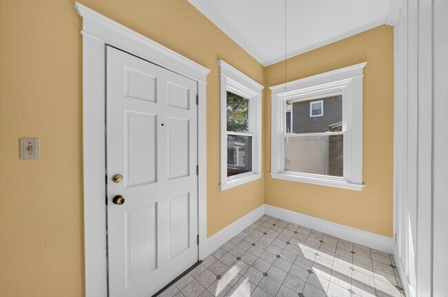 Building Photo - 370 Maple St
