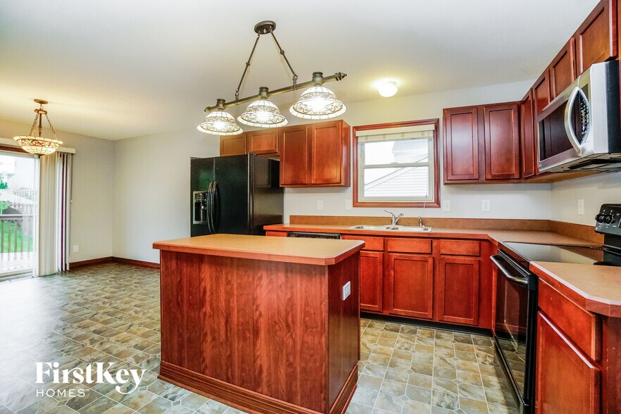 Building Photo - 936 Poppleton Pl N