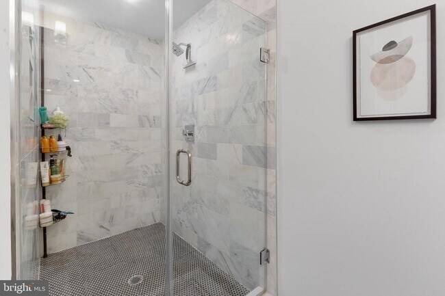 Building Photo - 304 Master St