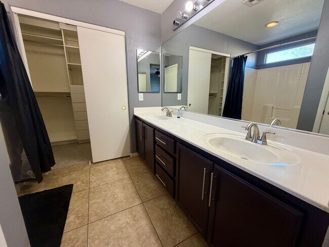 Building Photo - Gorgeous 3 bedroom 1 car garage home in SW ready for immediate move-in!!