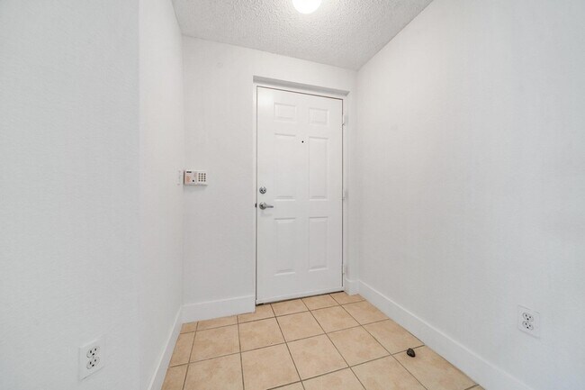 Building Photo - 3020 Alcazar Pl