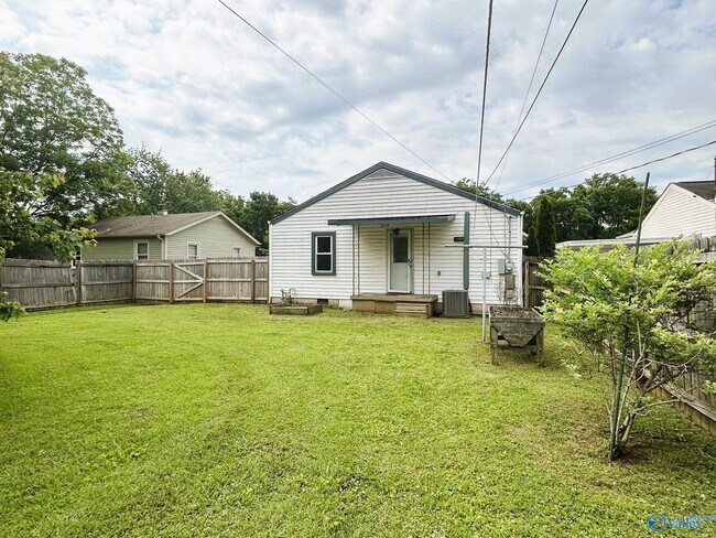 Building Photo - 1411 Halsey Ave NE