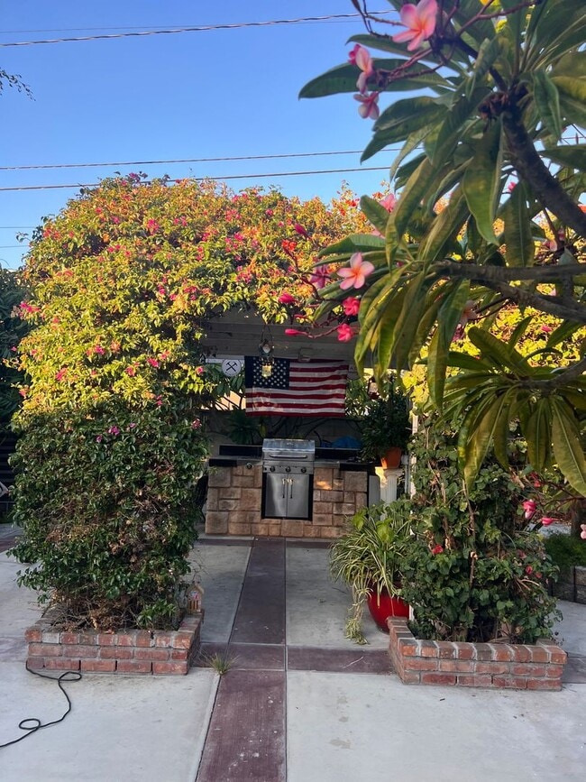 Building Photo - House  3 bedrooms, 1 baths,