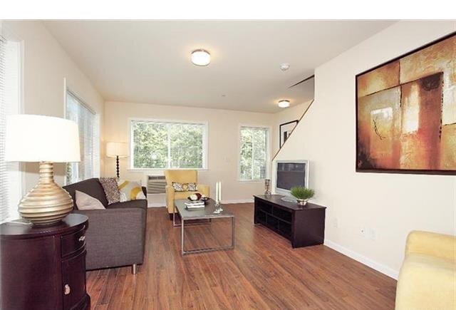 Building Photo - Townhouse Style Duplex 2 bedroom 2.5  bath...