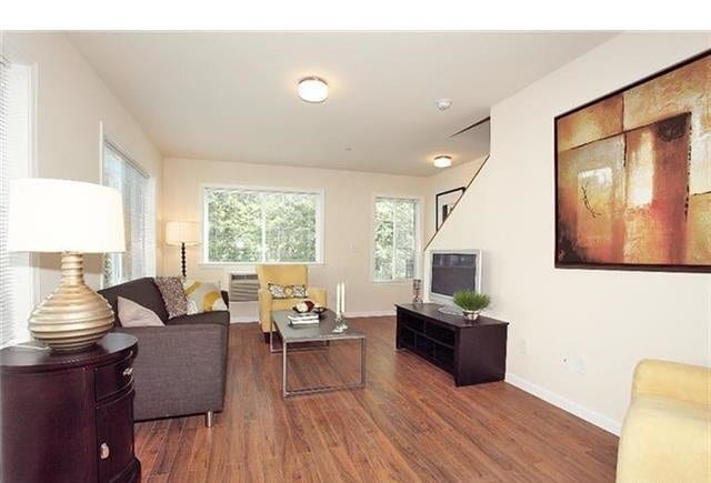 Building Photo - Townhouse Style Duplex 2 bedroom 2.5 baths...