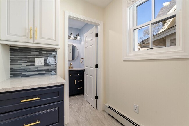 Building Photo - 16 Devens St