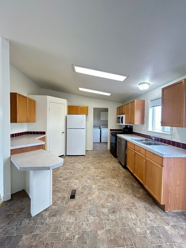 Building Photo - Home with Shop