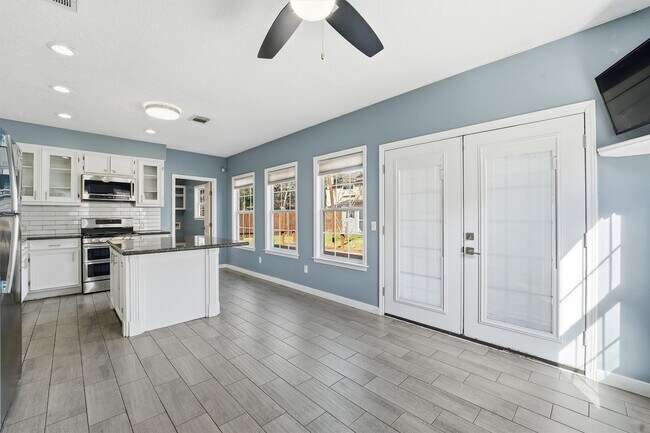 Building Photo - 18385 Ten Oaks Ct