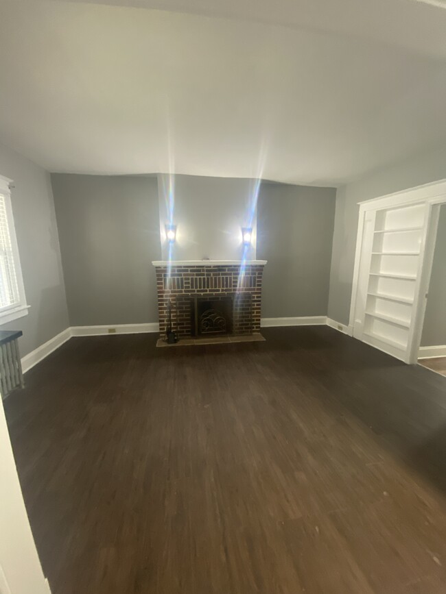 living room with decorative fireplace - 606 N Woodington Rd